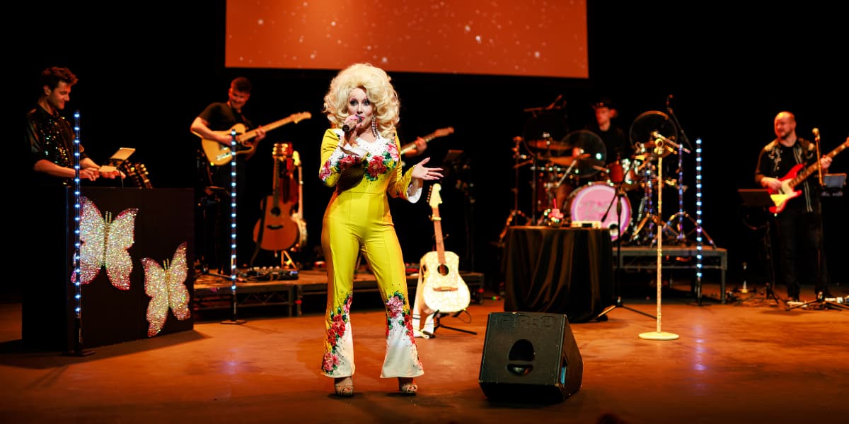 Kelly O'Brien as Dolly Parton in The Dolly Show