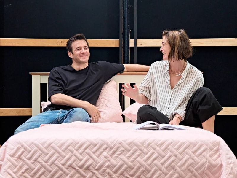Premier aperçu des photos de la salle de répétition de Keira Knightley et Luke Thompson dans The Lives of Others