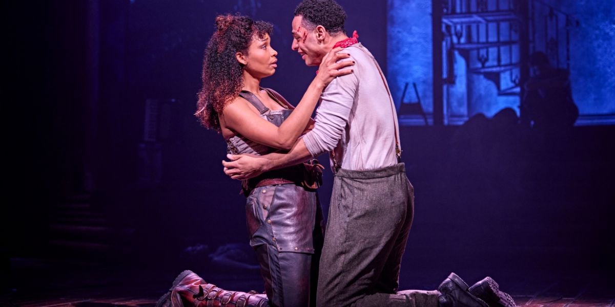 Bethany Antonia & Marley Fenton in Hadestown. They are kneeling and looking into each others eyes.© Brinkhoff-Moegenburg