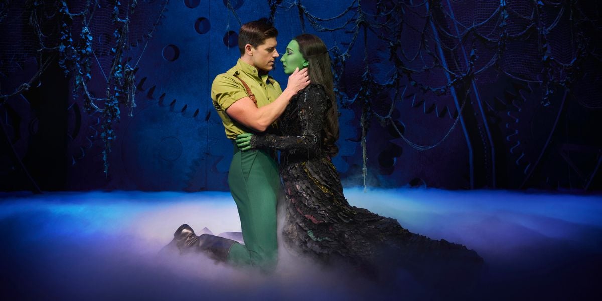 Emma Kingston as Elphaba and Jordan Litz as Fiyero in Wicked London. 